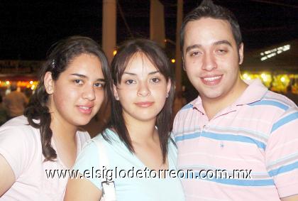 01102006 
Ana Victoria, Carla y Felipe.