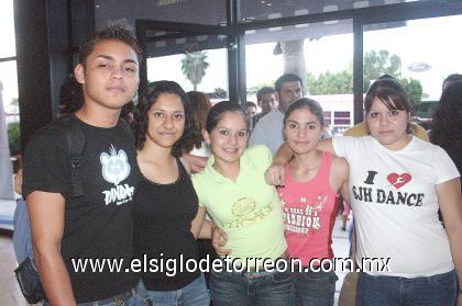 01102006 
Felipe Campos, María Salas, Adriana Morales, Karla Muñoz y Viridiana García.