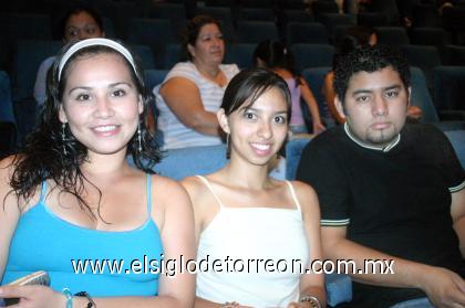 01102006 
Natalie Ortega, Claudia Amador y José Luis Ayala.