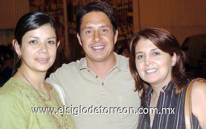 01102006 
Sonia de Aguirre, Eduardo Aguirre e Ileana Villanueva.