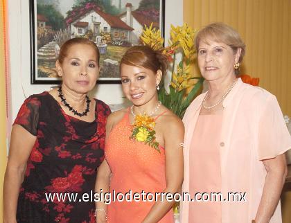 01102006 
Saraí Torres Marín acompañada de su mamá, Aneth Marín de Torres y su futura suegra, María del Socorro Robles.