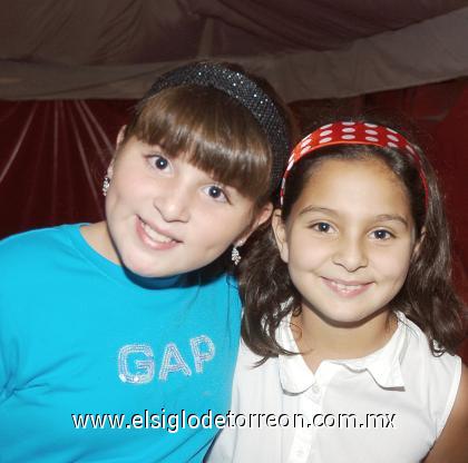 01102006 
Pamela Milán y Daniela González.