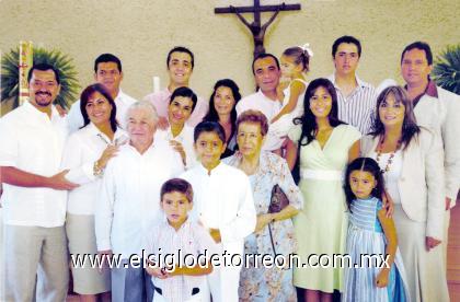 01102006 
Diego Velázquez Lavín rodeado de sus familiares.