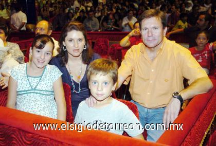 01102006 
Carlos González Castañón y Lucy Cuesta de González con sus hijos Diego y Sofía.