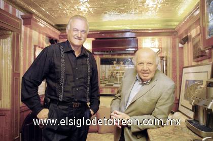 01102006 
El mago Richard Massone y Franz Czeisler.