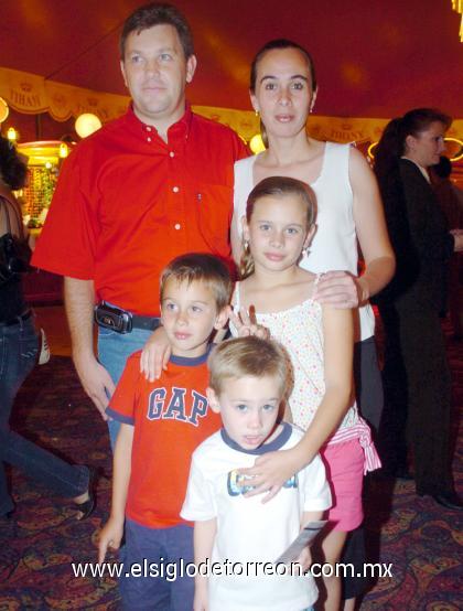 01102006 
José Manuel Toraño Ramírez y Lucía Pérez de Ramírez en compañía de sus hijos Vanesa, José Manuel y David.