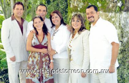 01102006 
Juan Antonio y Paulina Lavín Murguía, José Luis y Malú Velázquez Lavín, Fernando y Lupita Velázquez Soto.