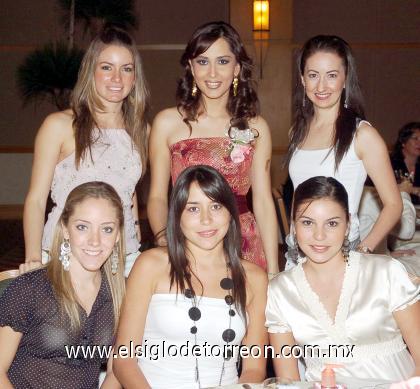 01102006 
Karina Soto Calleros junto a sus amigas, en la despedida de soltera que le fue organizada en días pasados.