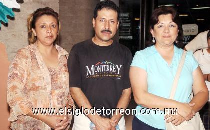 01102006 
Rosa María Salas, Alfredo Badillo y Blanca Sánchez.