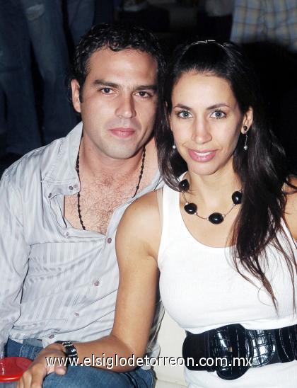 01102006 
Luis David Villalobos y Jéssica Yacamán.