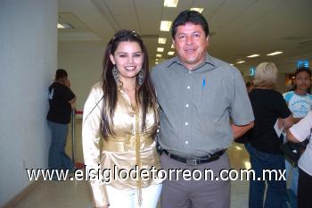 02102006
Yazmín Lesprón viajó a Tijuana y fue despedida por Javier Lesprón.