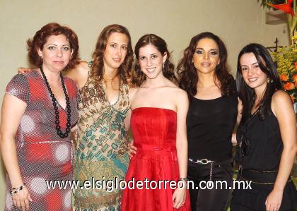 03102006
La futura novia rodeada de Cristy Arriaga, Ingrid Stenner, Alicia Guerrero y Marcela Treviño.