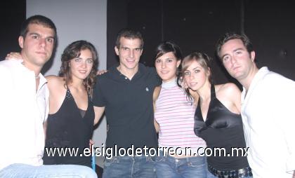 02102006
Roberto Murra, Sofía Acosta, Adrián Murra, Sofía Grageda, Celina Cepeda y Carlos Villalobos.
