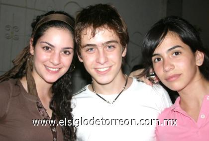 03102006
Marisol Papadópulos, Luigy Webb y Eri Hernández.
