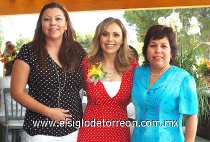 02102006
Alejandra Estrada García en compañía de Eva Estrada y Araceli Ávila, en su despedida de soltera.