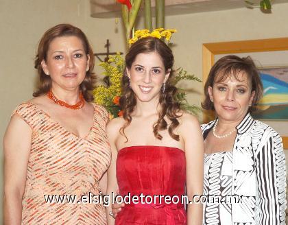 03102006
Daniela Eraña Morales, en compañía de su mamá Rosario M. de Eraña y su futura suegra Cecy G. de Andrade.