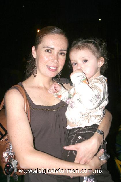 03102006
Lucía Martínez de Gómez y Marcela Gómez.