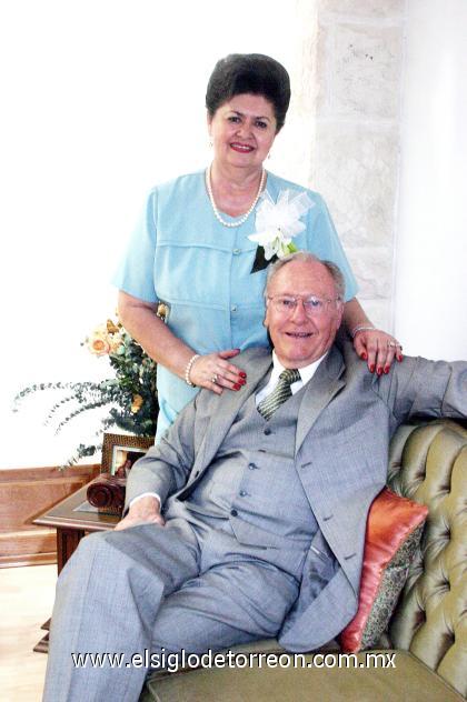 03102006
Señores Franz Von Bertrab Peters y Leticia Espinosa de Von Bertrab, cumplieron 45 años de matrimonio.
