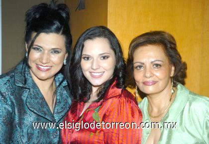 04102006
Toni Russek Reynoso junto a las anfitrionas de su reunión pre nupcial, Ana Patricia Reynoso Alvarado y Esperanza García de Dávila.