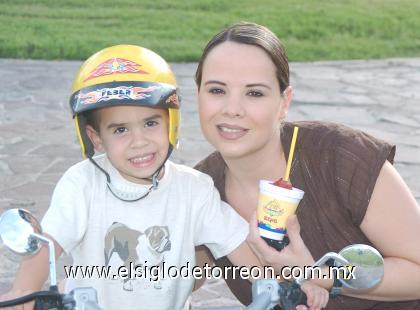 04102006
Alejandra Roca y su hijo Daniel.