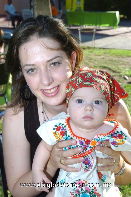 04102006
Claudia Mendiola de González y su bebé Paulina asistieron a la fiesta de José Andrés Pérez Sirgo.