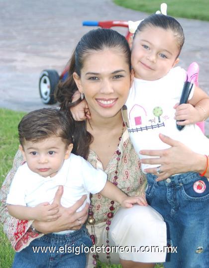 04102006
Lorena González de Gutiérrez con sus hijos Fernando y Sofía.