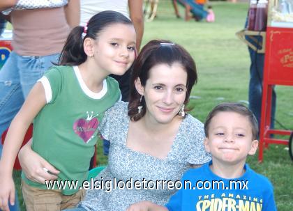 04102006
Mayte, María Teresa y Jacobo Murra Belausteguigoitia.