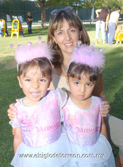 04102006
Rocío de Belmont con sus hijos Nicolle y Michelle Belmont.