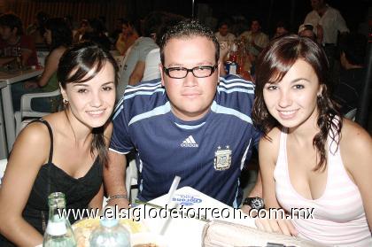 06102006 
Cristy Algara, Paco Delgado y Mariana Algara.