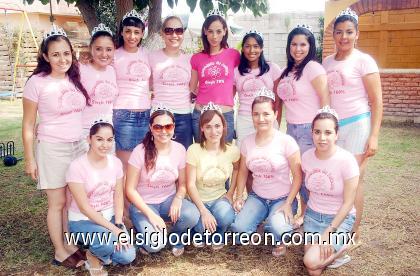 06102006 
Tatiana Hernández convivió al lado de sus amigas, en una agradable fiesta de despedida.