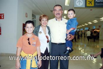06102006 
La familia López Divella viajó a Panamá.