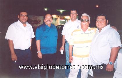 05102006
Jesús Valdivia, Paco González, Héctor Castañeda, Yamil Mansur e Israel Medina, grupo de amigos en pasada reunión