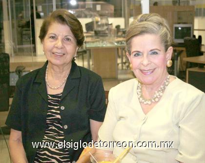 09102006
Alicia Murra Marcos y Gaby de Murra.