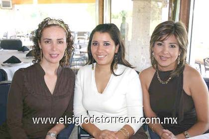 09102006
Berenice Valenzuela de Orozco, acompañada por Verónica de Siller y Cinthya Arredondo de Pámanes, el día que festejó su cumpleaños.