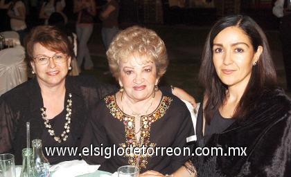 09102006
Olivia A. de García, Angélica Sánchez Álvarez y Epigmenia Vázquez Alvarado.