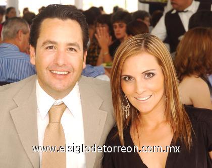 09102006
Amigos de María Fernanda de Torre y Sergio Romo los acompañan en su boda.