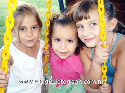 07102006 
 Marha Barrios, Fernanda Murra Safa y Jimena Villanueva Burillo