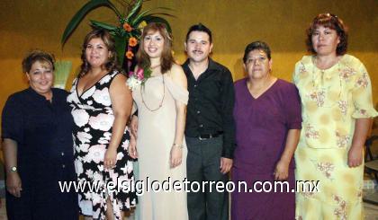 07102006 
 Leticia Galindo Gámez y Javier Serrano Larios en compañía de quienes les ofrecieron una fiesta de despedida