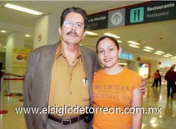 07102006 
 José de Jesús Barrios llegó del DF y fue recibido por Alma Barrios