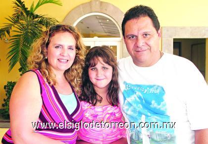 10102006
Claudia Estefanía Campa Zuno celebró su noveno cumpleaños con una alegre reunión, que le organizaron sus papás, Claudia Zuno de Campa y Jesús Campa.