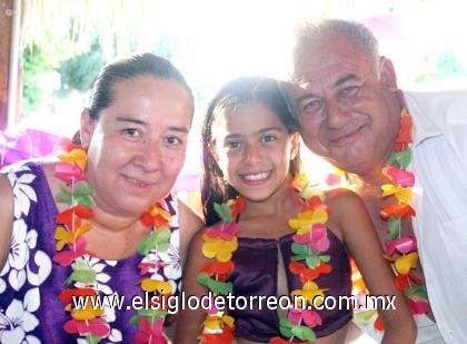 10102006
Eleonora Núñez Galindo cumplió diez años de vida y fue festejada por sus abuelitos, Gloria Galindo de Núñez e Ismael Núñez.