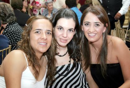 08102006 
Ale Villalobos, Susy Estrada y Laura Luévanos.