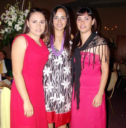 08102006 
Angélica Valenzuela, Mary Carmen Valenzuela y Jessica Gómez.