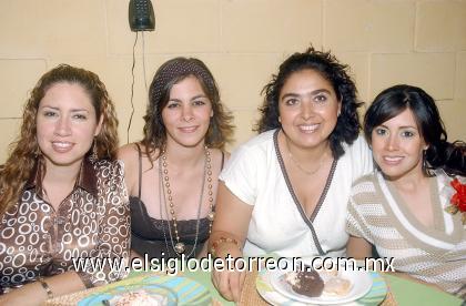 08102006 
Sofía Ceniceros junto a Alicia Álvarez, Rayo Ceniceros y Tere Chaúl.