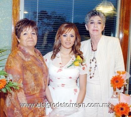 08102006 
Brenda López junto a las señoras Eva López de López y María Teresa González de Cota.