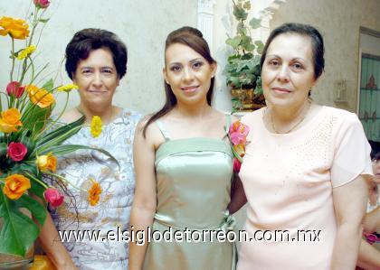 08102006 
Lupita de López y Lidia de Chávez le organizaron una fiesta de despedida de soltera a María Guadalupe López Muñoa, por su próxima boda.