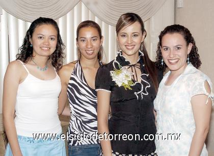 08102006 
Rosa María Artea Gámez, en la última despedida de soltera que le ofrecieron Claudia, Paty y Mayela Gámez.