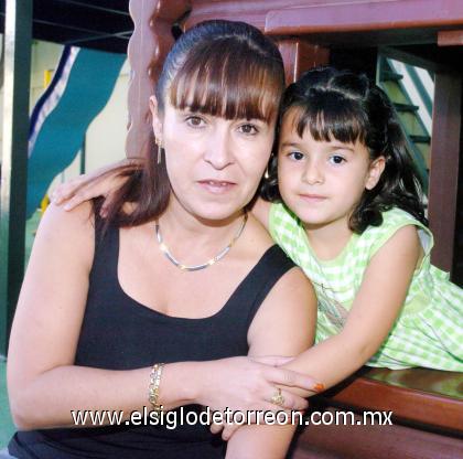 08102006 
Andrea Calderón Luévano acompañada de su mamá Vero.