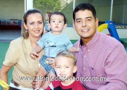 08102006 
Carlos Andrés González Corres junto a sus padres, Carlos Eduardo González y Liliana Corres de González y su hermano menor.