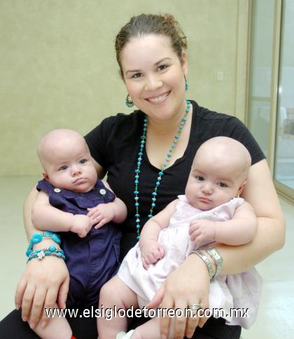 08102006 
Chary Aranzábal de Montaña con sus hijos Miranda y José Pablo.
